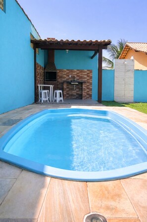 Pool - House next to the beach, with swimming pool, barbecue and air conditioning in the bedrooms. (Cabo Frio)