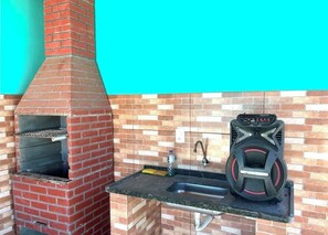 Property grounds - House next to the beach, with swimming pool, barbecue and air conditioning in the bedrooms. (Cabo Frio)