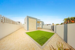 Property grounds - NEW 2BR2BA w/Private JacuzziPatioBBQClose2Beach (Noord)