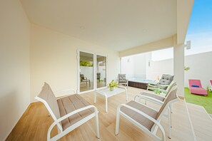 Outdoor spa tub - NEW 2BR2BA w/Private JacuzziPatioBBQClose2Beach (Noord)