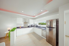 Private kitchen - NEW 2BR2BA w/Private JacuzziPatioBBQClose2Beach (Noord)