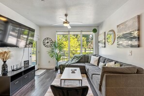Smart TV, books - Modern 2BD/2BA • Gym • Garage PKNG • Walking distance to Delta Center (Salt Lake City)