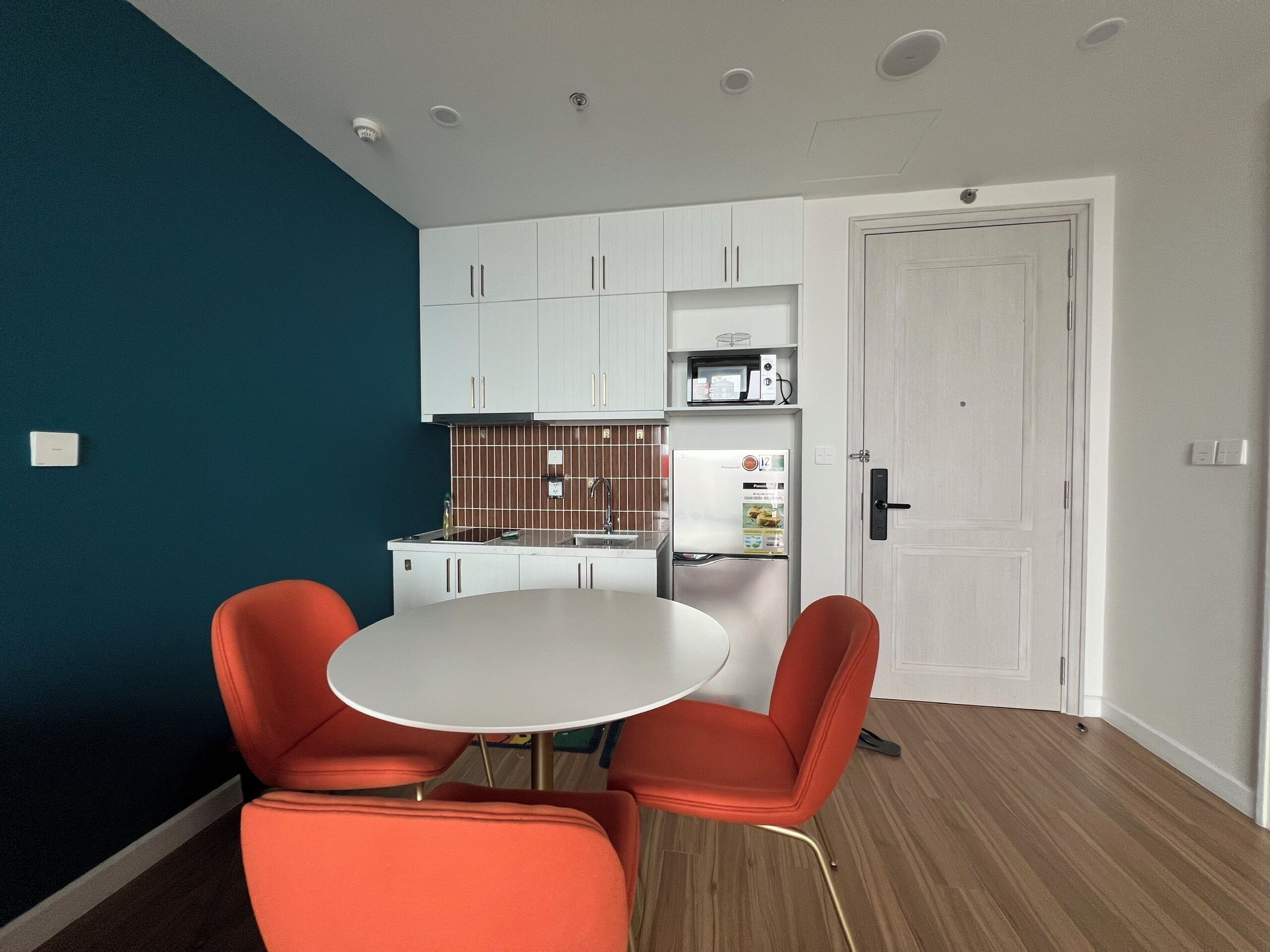 Refrigerador, microondas, utensilios de cocina