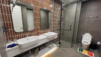 Douche, articles de toilette gratuits, sèche-cheveux