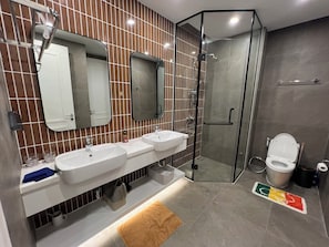 Chuveiro, produtos de toalete grátis, secador de cabelo