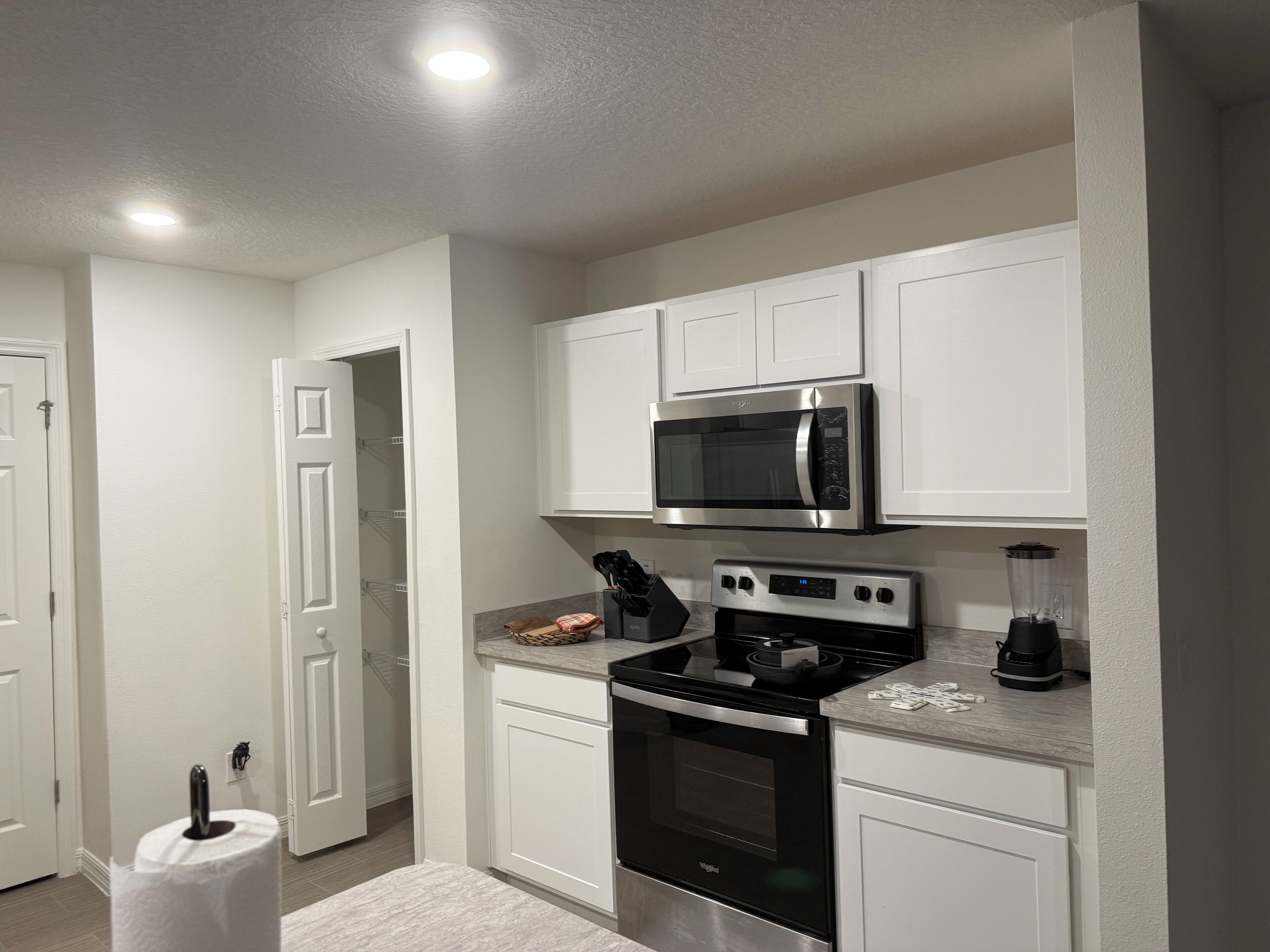 Geladeira, micro-ondas, fogão, cooktop