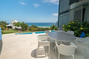 Outdoor dining - Warragi 5 – Spacious Three-Level Holiday Home (Point Lookout)