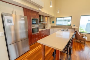Fridge, microwave, stovetop, dishwasher - Warragi 5 – Spacious Three-Level Holiday Home (Point Lookout)
