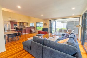 TV, books - Warragi 5 – Spacious Three-Level Holiday Home (Point Lookout)