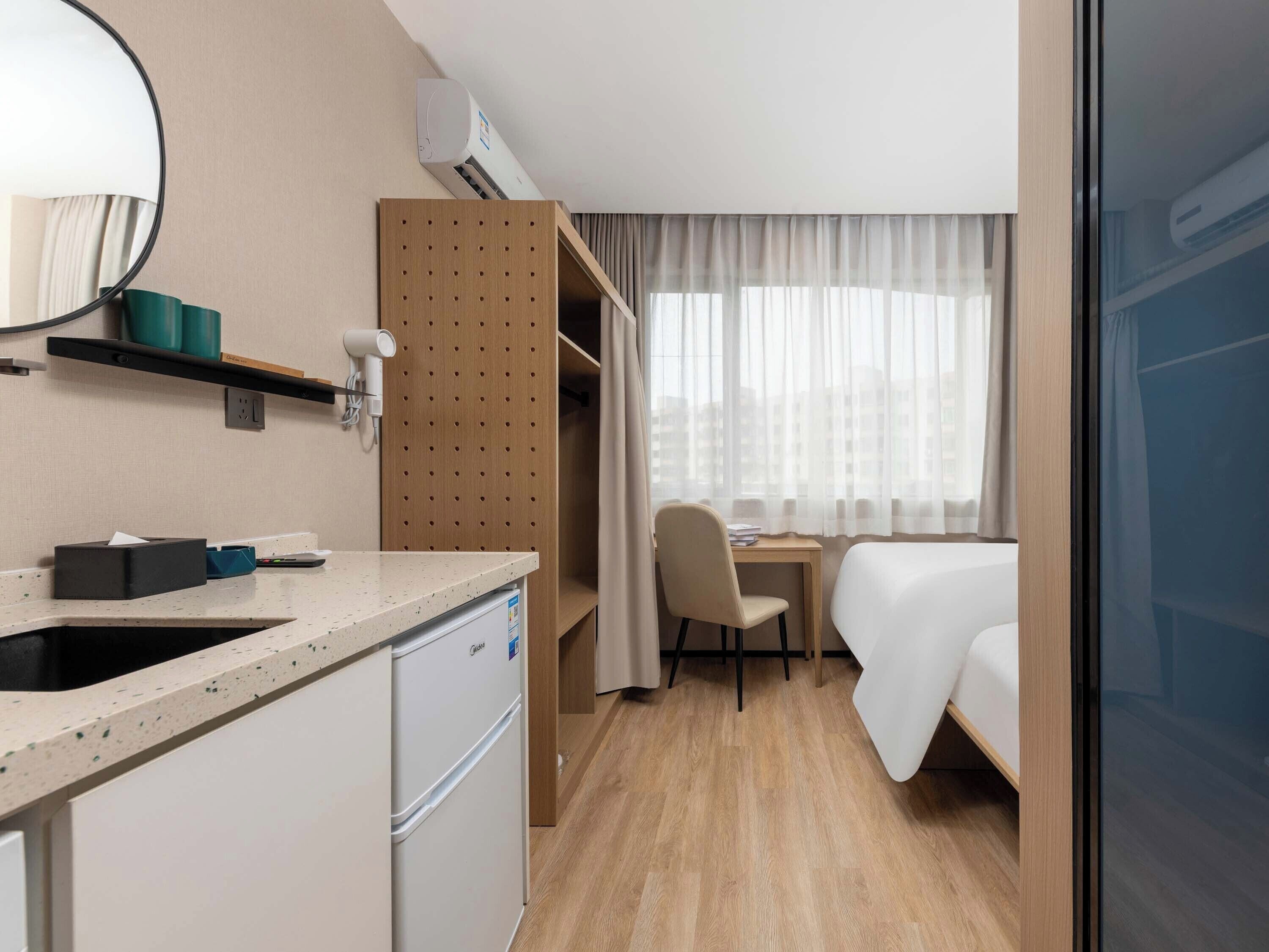 Dobbeltrom – standard, byutsikt | Skrivebord, skrivebord for bærbar PC og blendingsgardiner