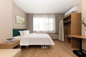 Quarto casal executivo, vista para a colina | Escrivaninha, espaço de trabalho para notebook, cortinas blackout