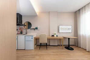 尊贵套房, 城市景观 | 办公桌、笔记本电脑工作区、遮光窗帘、免费 WiFi