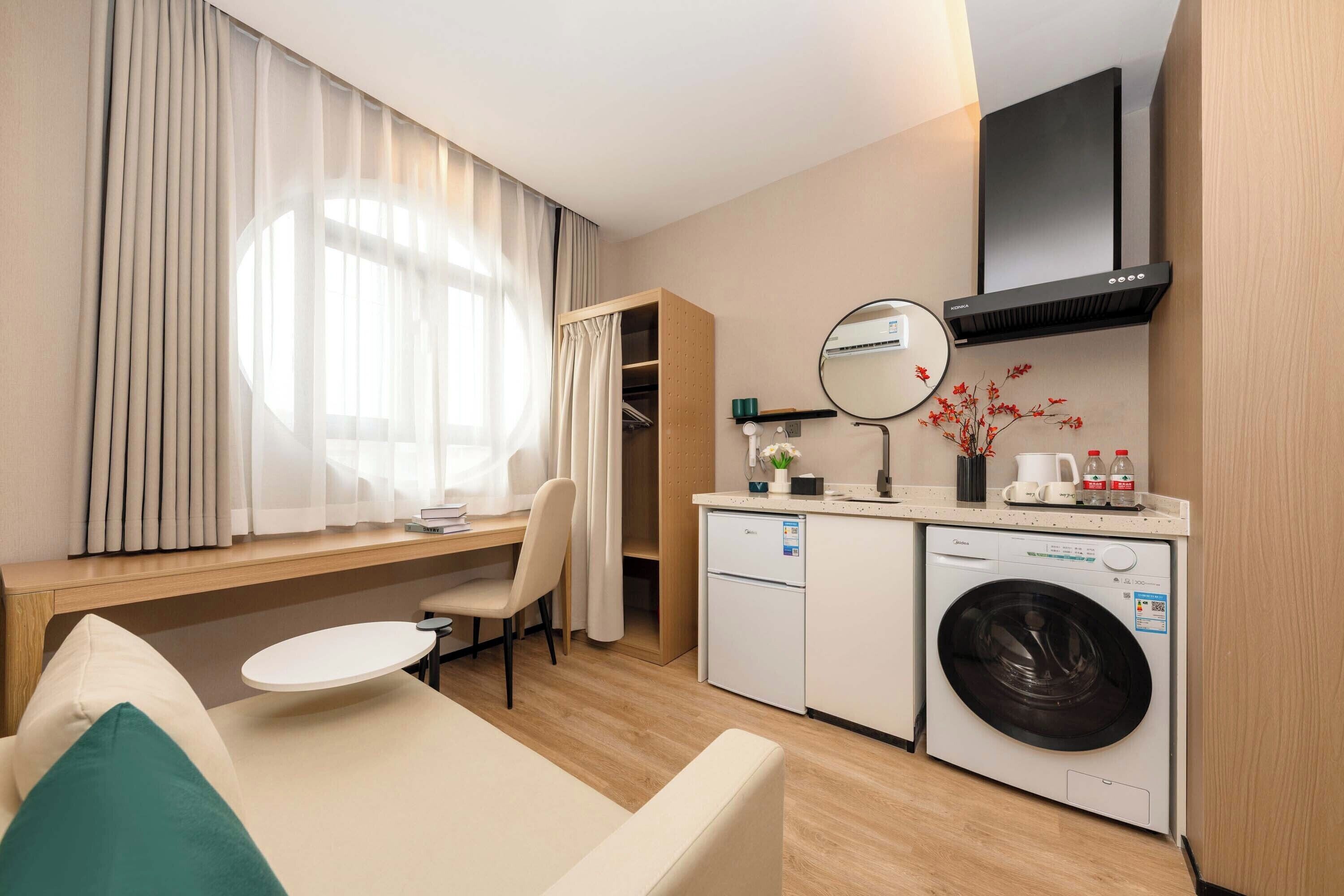 Suite – comfort, byutsikt | Skrivebord, skrivebord for bærbar PC og blendingsgardiner