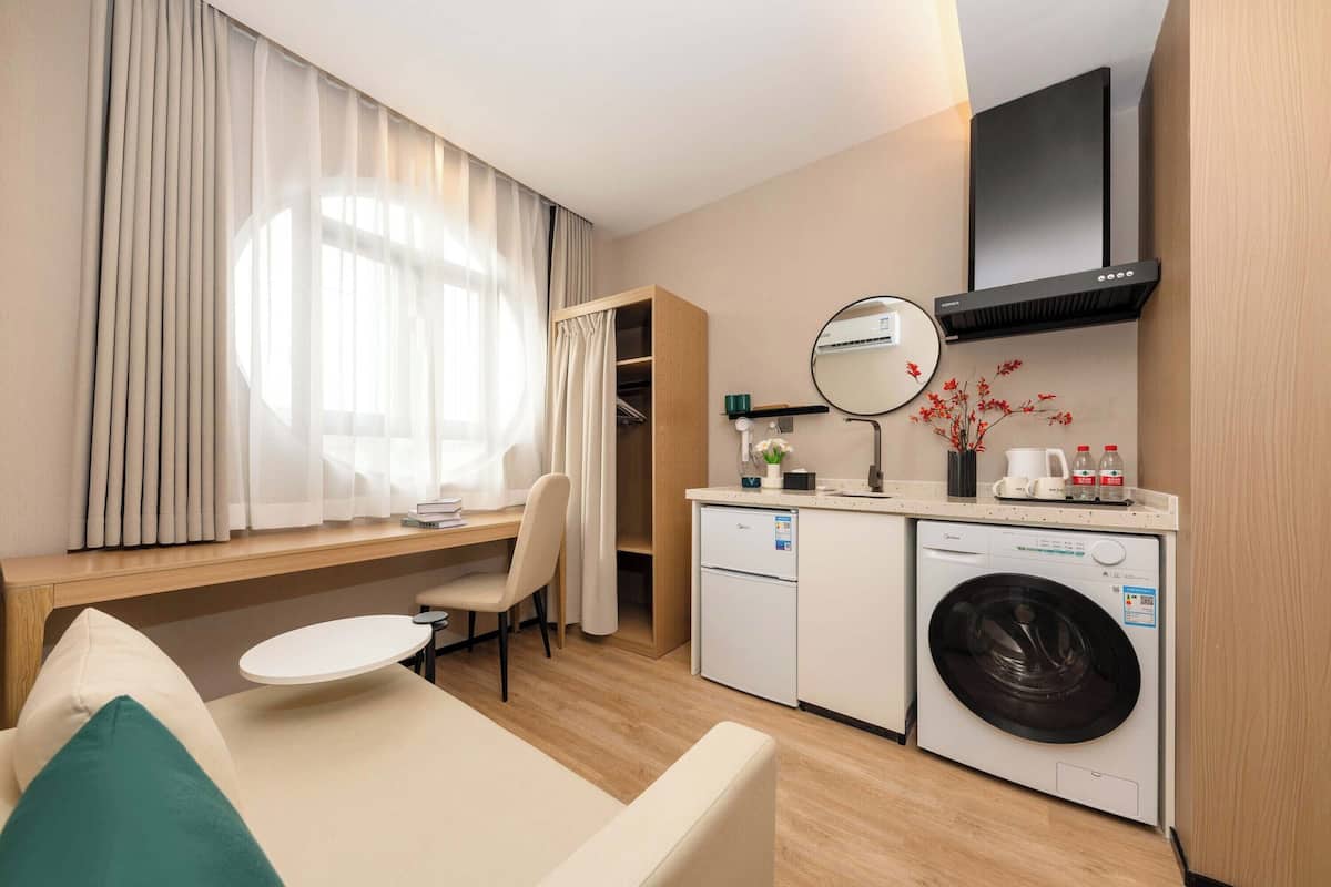 Suíte conforto, vista para a cidade | Escrivaninha, espaço de trabalho para notebook, cortinas blackout