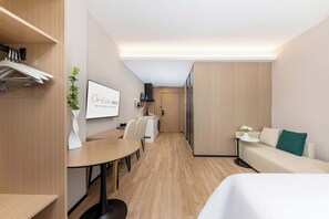 Living area - Dongguan Guomao Yuanyue Li Youth Hotel (Dongguan)