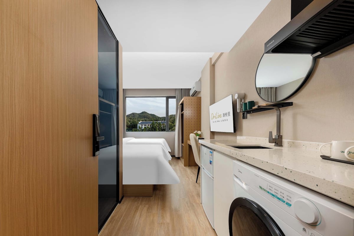 Twin kamer, uitzicht op heuvels | Een bureau, een laptopwerkplek, verduisterende gordijnen, gratis wifi