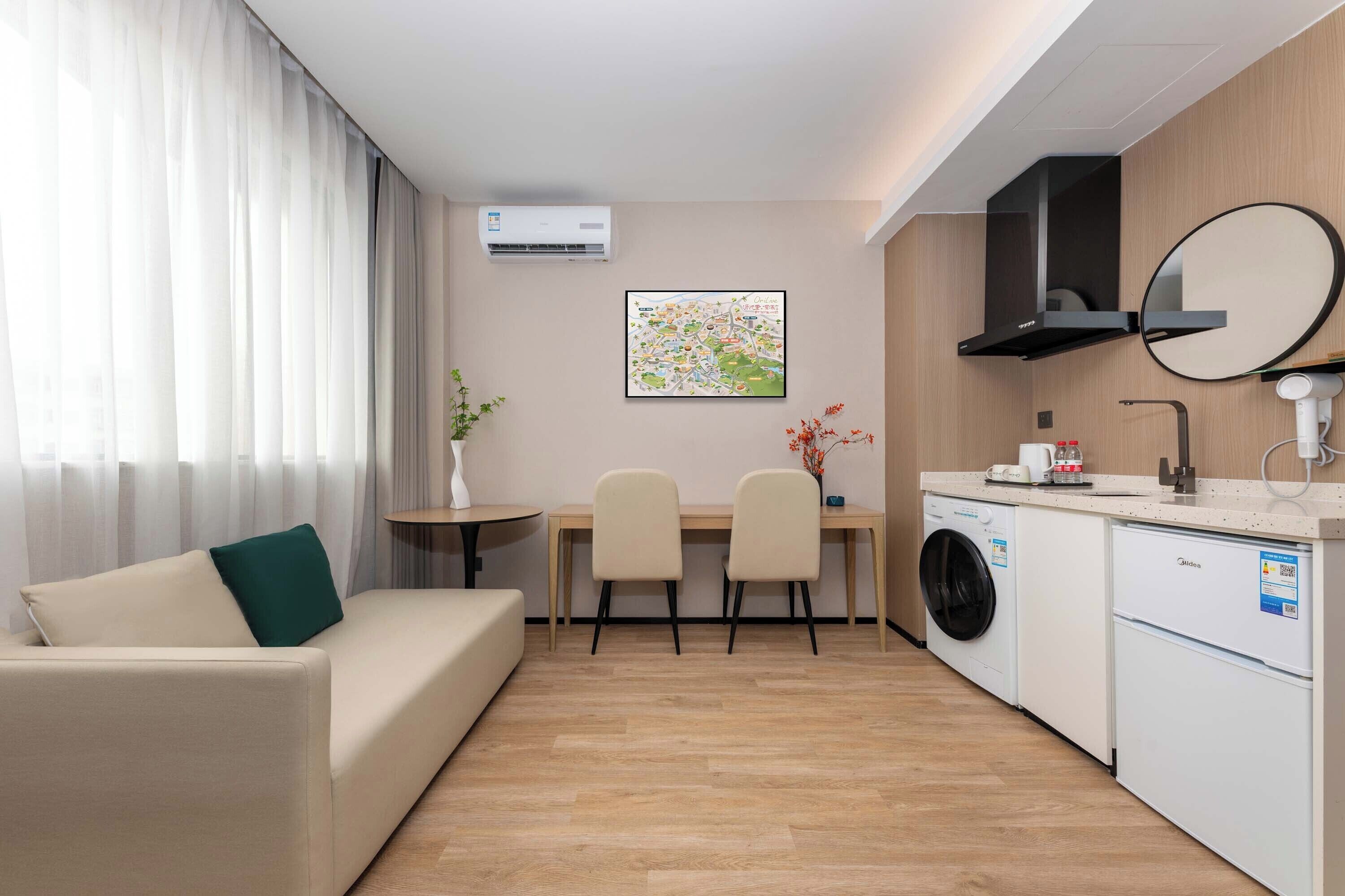 Suite – business, byutsikt | Skrivebord, skrivebord for bærbar PC og blendingsgardiner