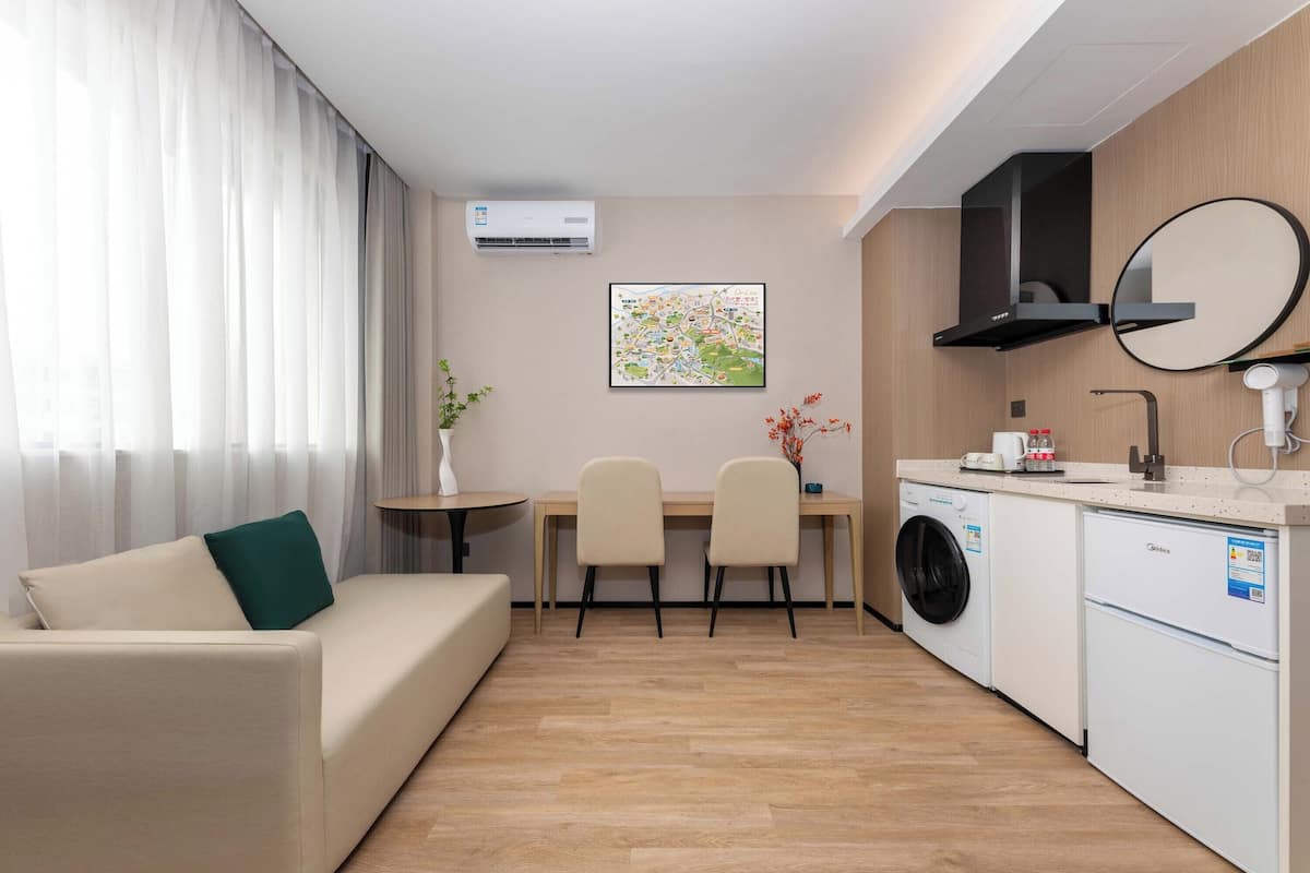 Executive suite, uitzicht op de stad | Een bureau, een laptopwerkplek, verduisterende gordijnen, gratis wifi