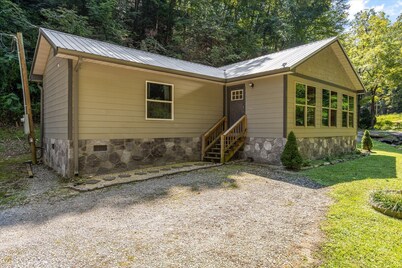 Rustic Retreat — Easy Access, Peaceful Setting, Close to Everything