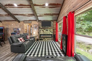Living area - Rustic Retreat — Easy Access, Peaceful Setting, Close to Everything (Sevierville)