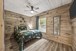 Room - Rustic Retreat — Easy Access, Peaceful Setting, Close to Everything (Sevierville)