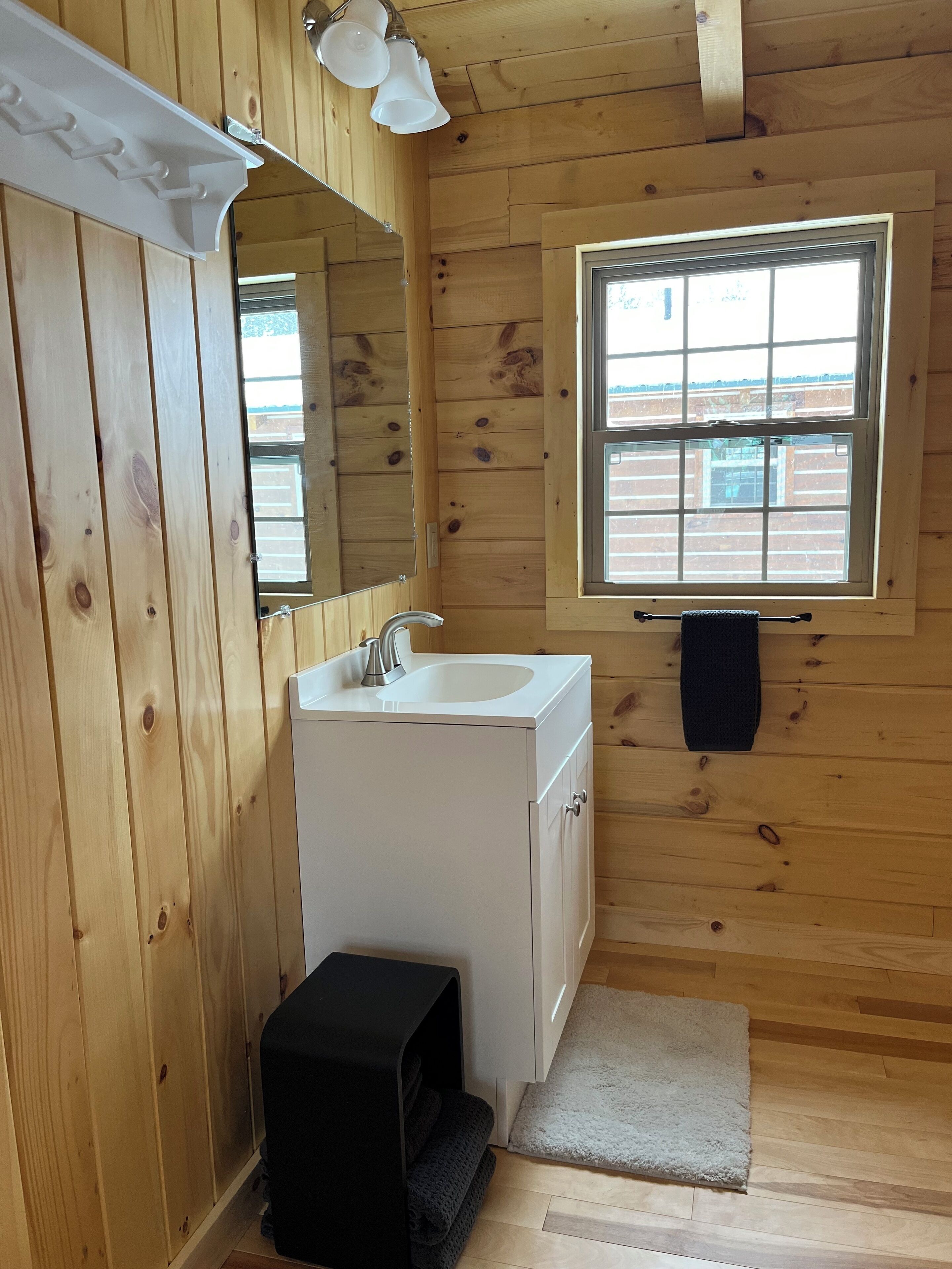 Secadora de cabello, toallas, jabón, papel de baño 