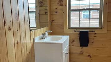 Secadora de cabello, toallas, jabón, papel de baño