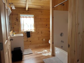 Haartrockner, Handtücher, Seife, Toilettenpapier