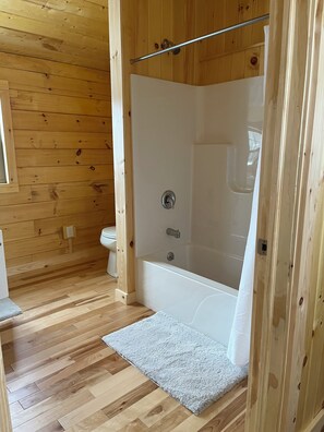 Hair dryer, towels, soap, toilet paper - Cozy, comfortable cabin in northern Vermont for relaxing or out door adventures. (Eden)