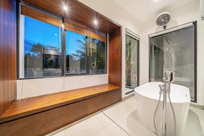 Shower, hair dryer, bidet, towels - Lima House – 3BR Villa Walk to Batu Bolong Beach (Bali)