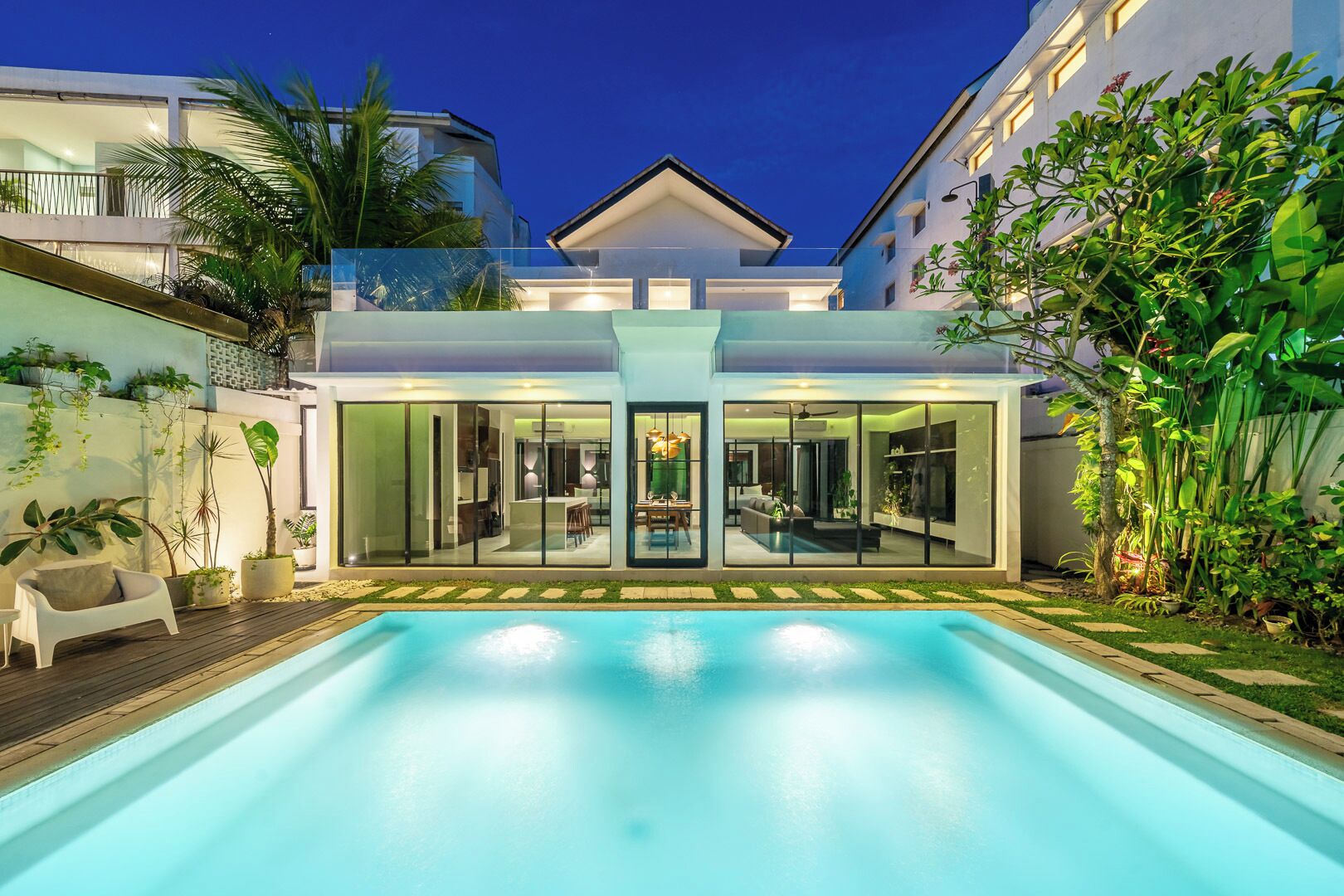 Una piscina al aire libre