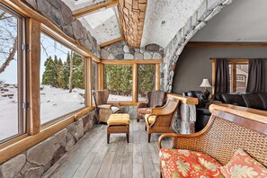 المنشأة من الداخل