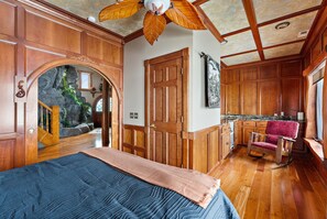 Tabla de planchar con plancha, wifi gratis y ropa de cama 