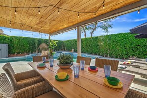 Outdoor dining - The Desert Entertainer - Where Desert Days Turn Into Great Nights (Indio)
