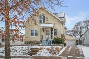 Exterior - Cozy 1-bedroom duplex in quaint Bay View (Milwaukee)