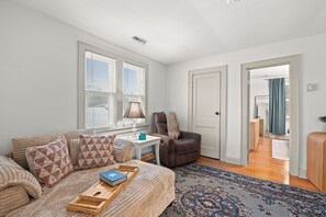 Living area - Cozy 1-bedroom duplex in quaint Bay View (Milwaukee)
