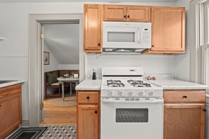 Private kitchen - Cozy 1-bedroom duplex in quaint Bay View (Milwaukee)