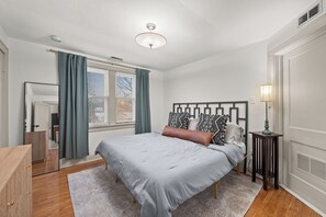 1 bedroom, Internet, bed sheets - Cozy 1-bedroom duplex in quaint Bay View (Milwaukee)