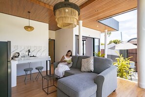 Villa, 5 Schlafzimmer, Poolblick | Wohnzimmer | 50-Zoll-Fernseher mit Kabelempfang