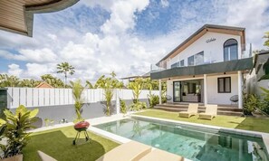 A modern house with a swimming pool, a barbecue, and a covered patio area. - Algera Villa Ubud (Mas)