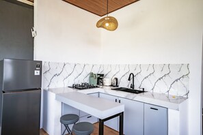 Villa, 5 Bedrooms, Pool View | Private kitchen | Fridge, microwave, stovetop, electric kettle - Algera Villa Ubud (Mas)