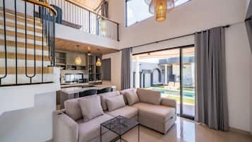 Villa, 5 habitaciones, vista a la alberca | Sala de estar | Televisión de 50 pulgadas con canales por cable