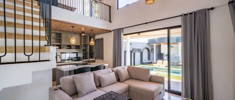 别墅, 5 间卧室, 泳池景观 | 客厅 | 50-英寸电视(配备有线频道)