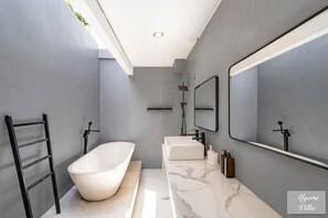 Free toiletries, towels, soap, shampoo - Algera Villa Ubud (Mas)