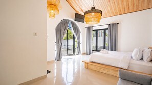 Een moderne slaapkamer met een bed, een bankje en uitzicht op het landschap.