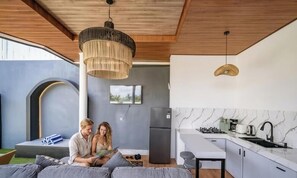Un interior moderno con cocina, comedor y zona de estar.