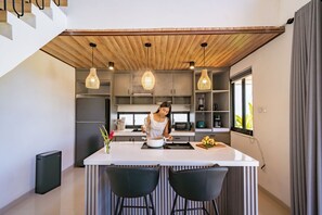 Villa, 5 Bedrooms, Pool View | Private kitchen | Fridge, microwave, stovetop, electric kettle - Algera Villa Ubud (Mas)