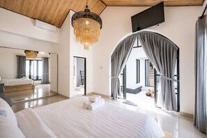 Egyptian cotton sheets, premium bedding, in-room safe, desk - Algera Villa Ubud (Mas)