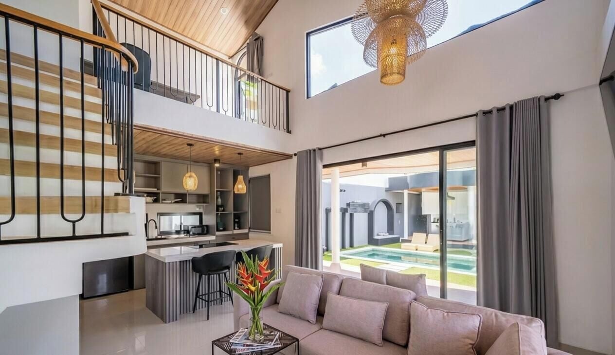 Interior moderno com cozinha, sala de jantar e sala de estar com uma grande janela com vista para uma piscina.