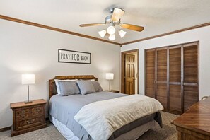 Tabla de planchar con plancha, wifi gratis, ropa de cama